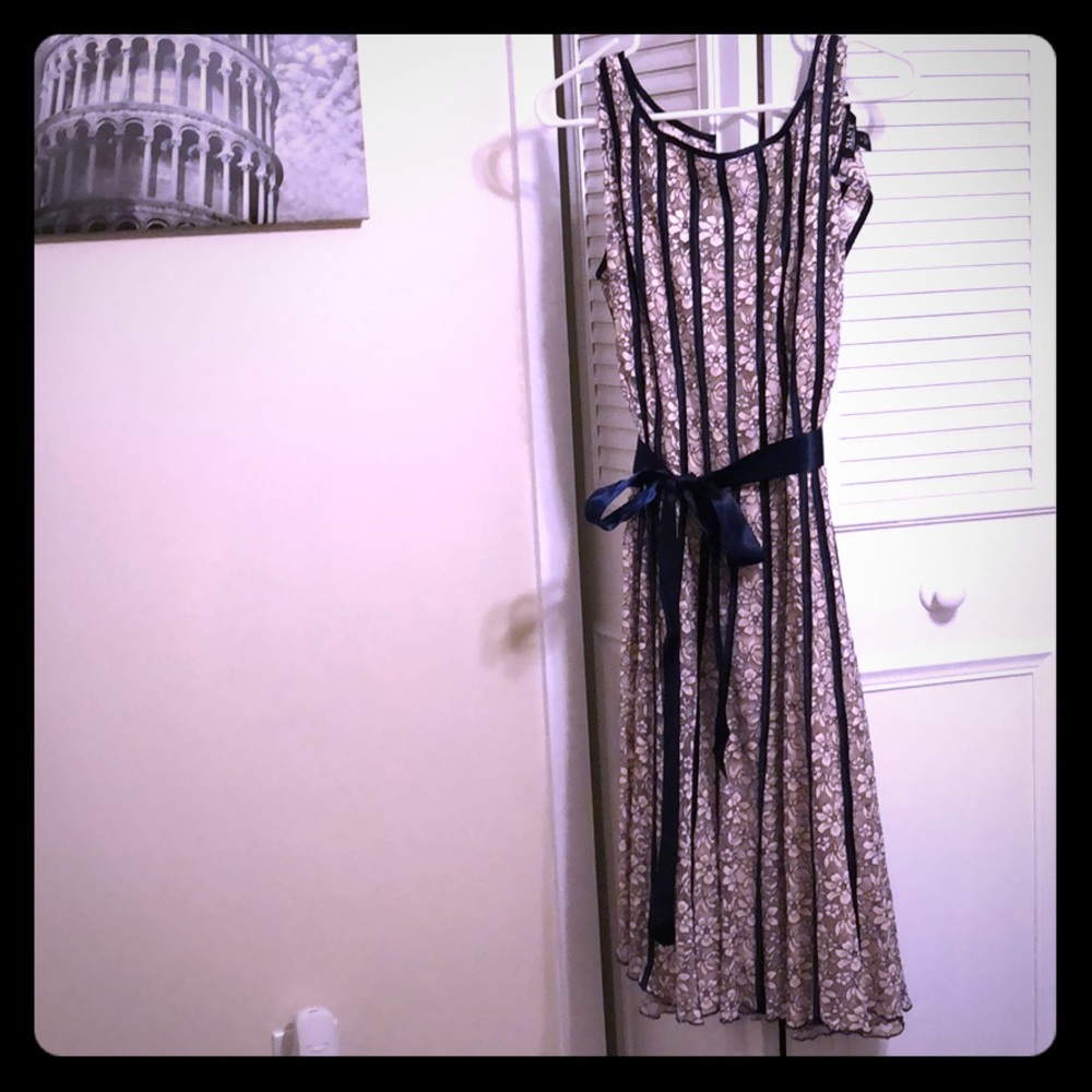 Nude lace dress with blue pinning